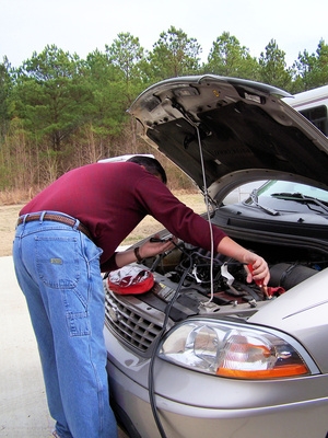 How to Disconnect a Battery While a Car Is Running