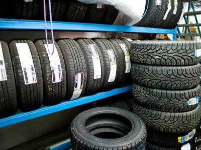 Difference Between Symmetrical & Asymmetrical Tires