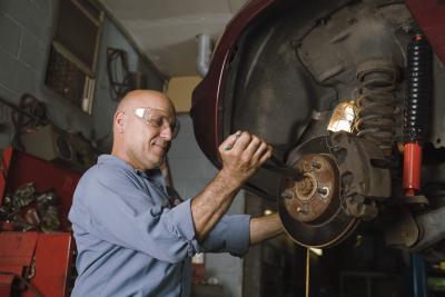 How to Remove the Rear Brakes from a 1998 Ford F-150